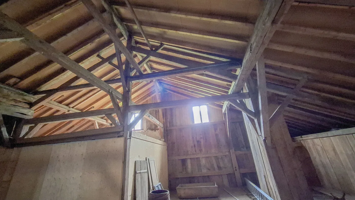 Ferme neuchâteloise à rénover avec grange et maison attenante - Photo 16 sur 25