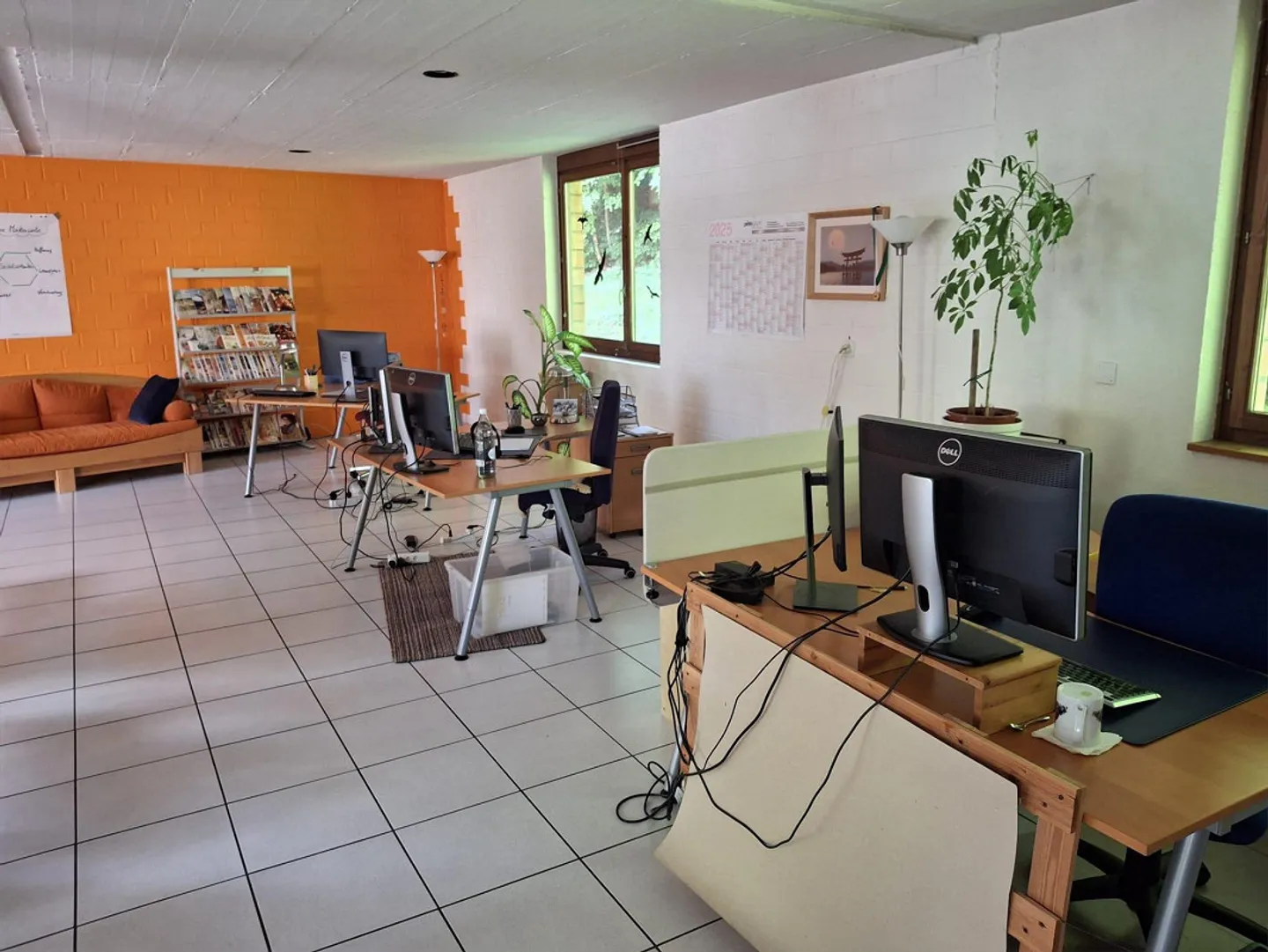 Espace commercial entrepôt incluant bureau - Photo 2 sur 6