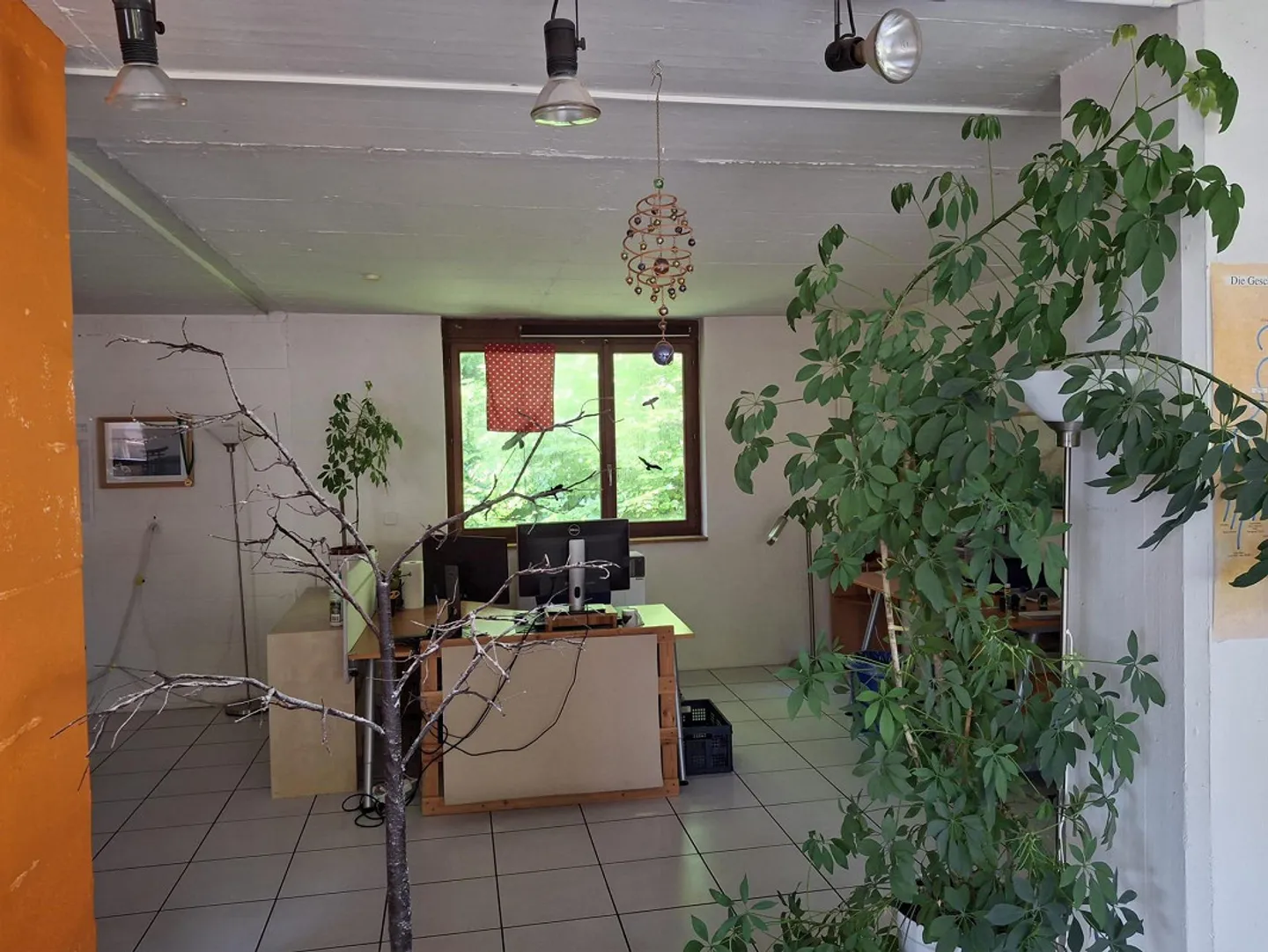 Espace commercial entrepôt incluant bureau - Photo 3 sur 6