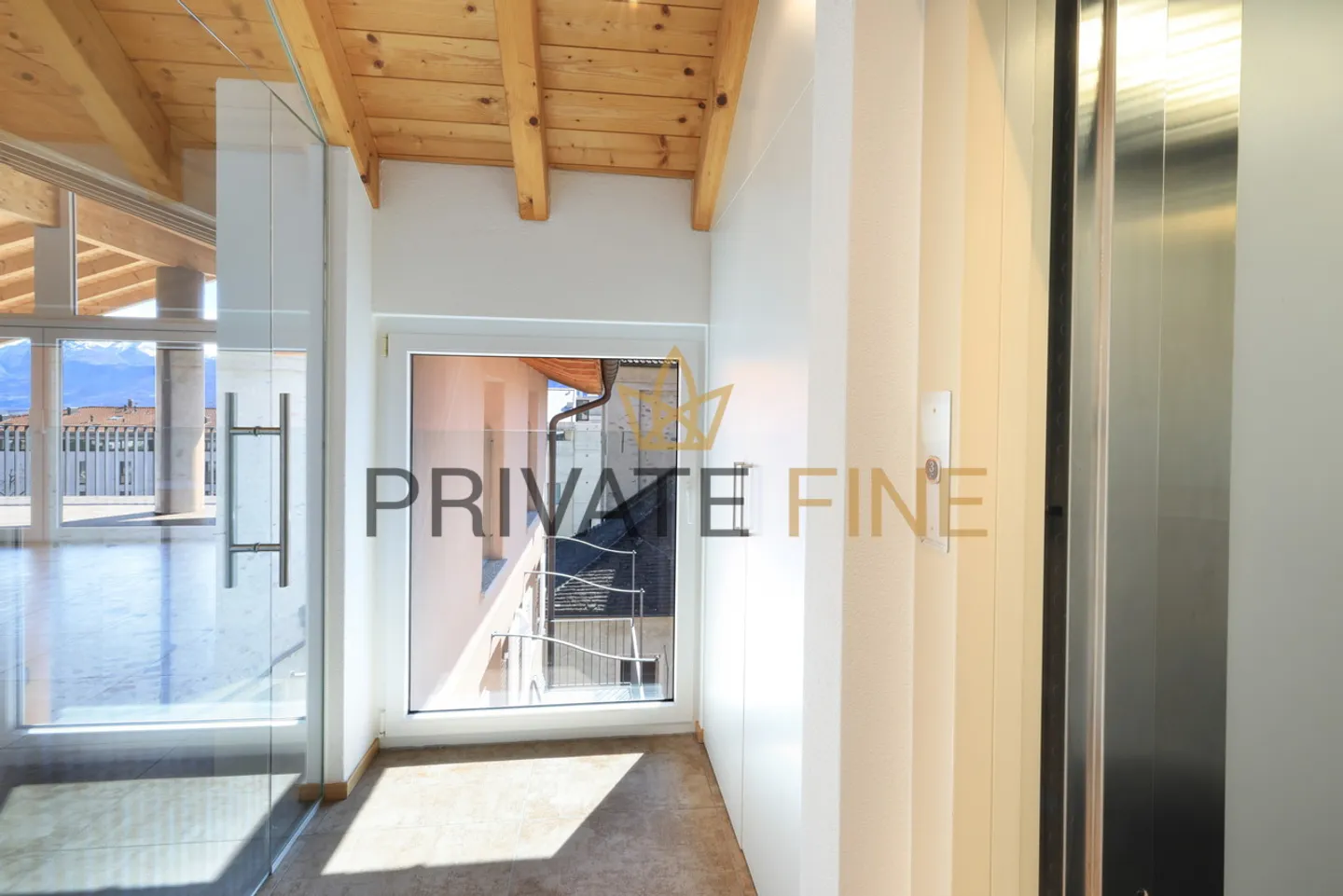 Grand et central appartement en attique de 4,5 pièces - Photo 10 sur 13