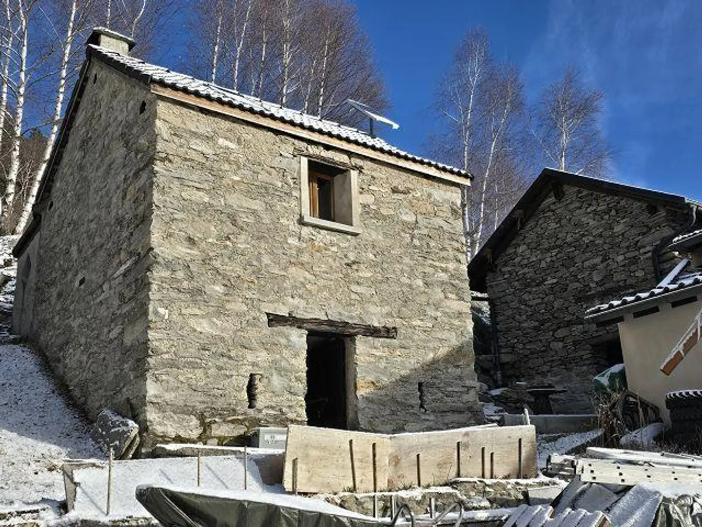 2 Rustici con Grande Terreno in una Posizione Molto Tranquilla e Soleggiata con Bella Vista - Foto 1 di 32