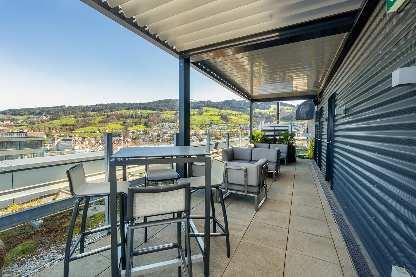 Emplacement unique en Suisse orientale - La bar skylounge recherche un nouveau M... - Photo 5 sur 8