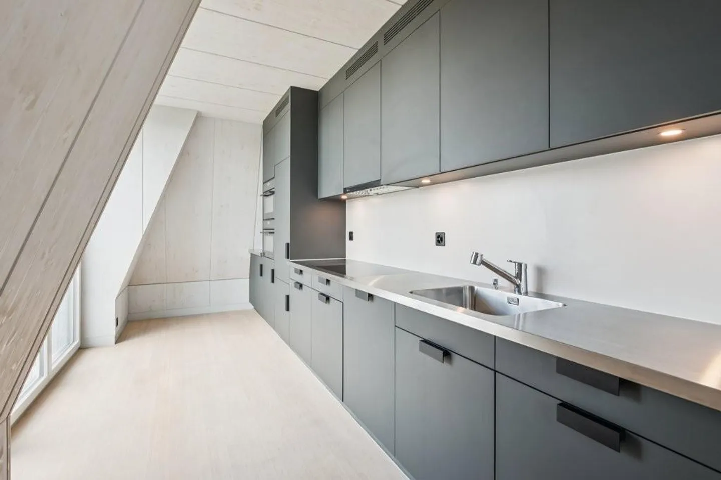 Appartement en attique de 3,5 pièces à Zurich à louer dans un endroit calme - Photo 2 sur 9