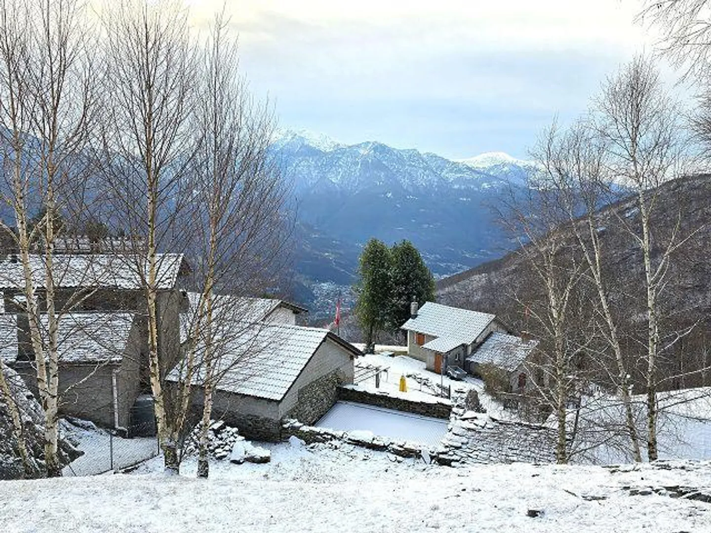 2 Rustici con Grande Terreno in una Posizione Molto Tranquilla e Soleggiata con Bella Vista - Foto 13 di 32