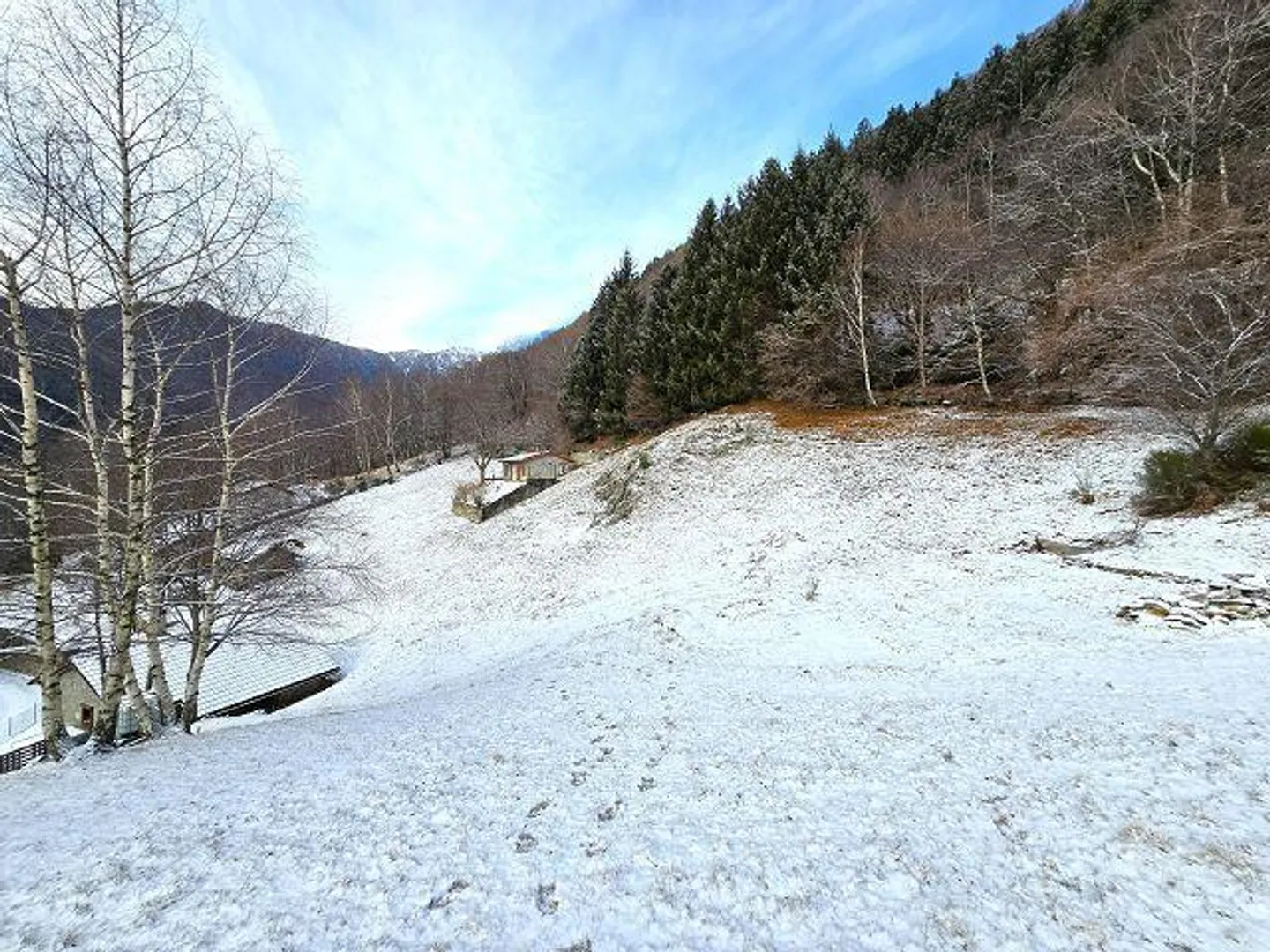 2 Rustici con Grande Terreno in una Posizione Molto Tranquilla e Soleggiata con Bella Vista - Foto 16 di 32