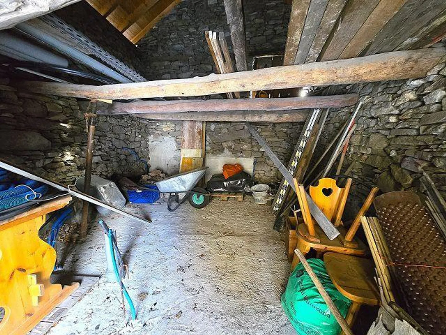 2 Rustici con Grande Terreno in una Posizione Molto Tranquilla e Soleggiata con Bella Vista - Foto 18 di 32
