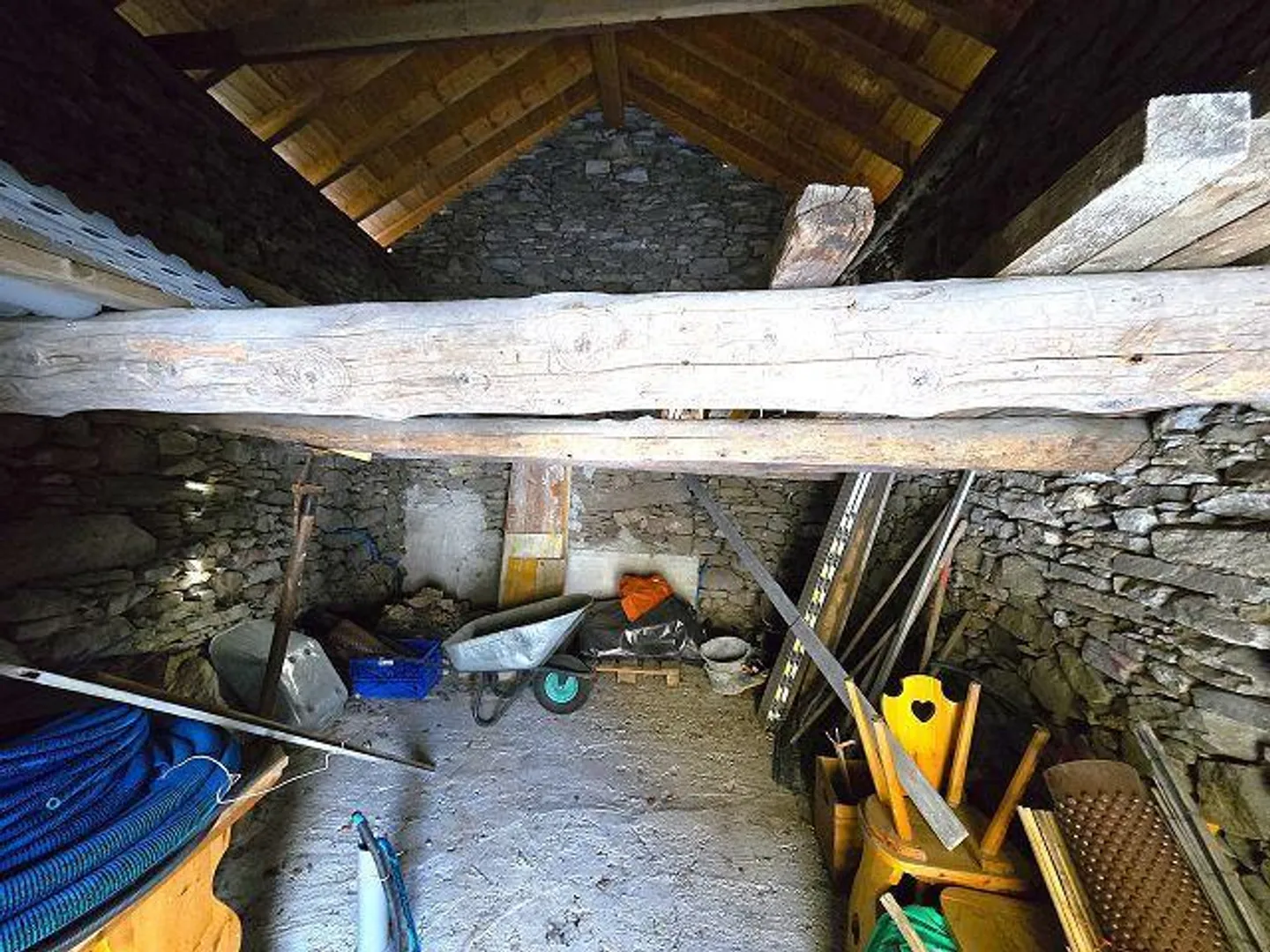2 Rustici con Grande Terreno in una Posizione Molto Tranquilla e Soleggiata con Bella Vista - Foto 20 di 32