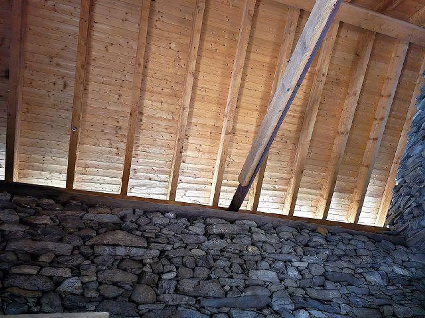 2 Rustici con Grande Terreno in una Posizione Molto Tranquilla e Soleggiata con Bella Vista - Foto 21 di 32