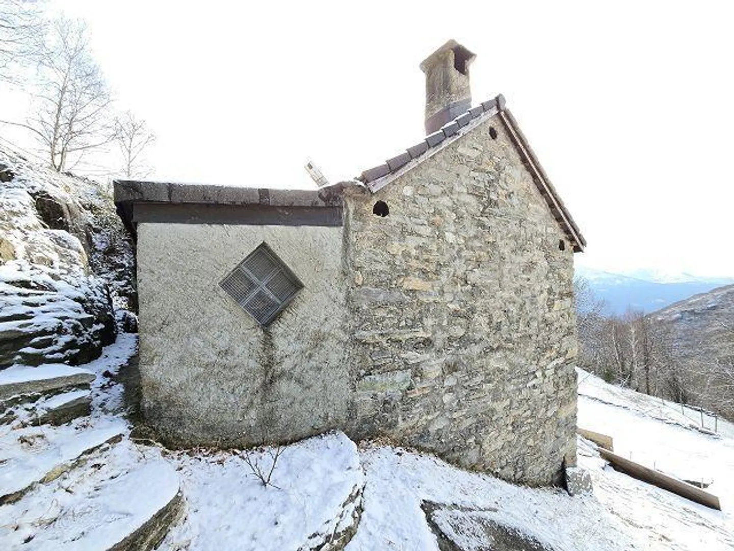 2 Rustici con Grande Terreno in una Posizione Molto Tranquilla e Soleggiata con Bella Vista - Foto 25 di 32