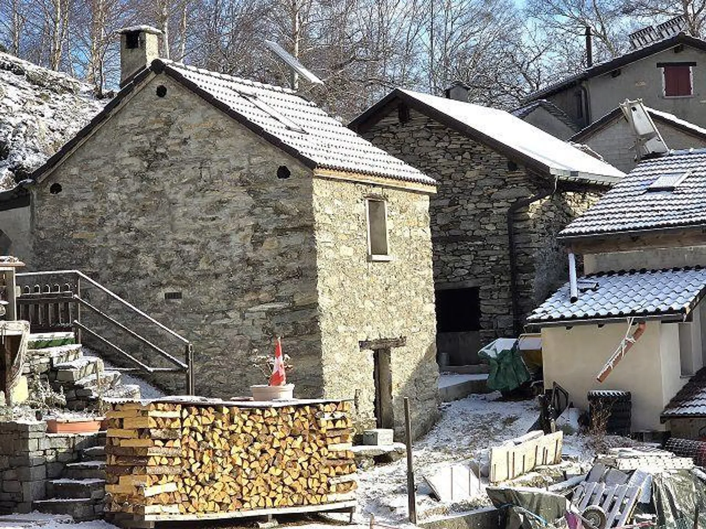 2 Rustici con Grande Terreno in una Posizione Molto Tranquilla e Soleggiata con Bella Vista - Foto 23 di 32