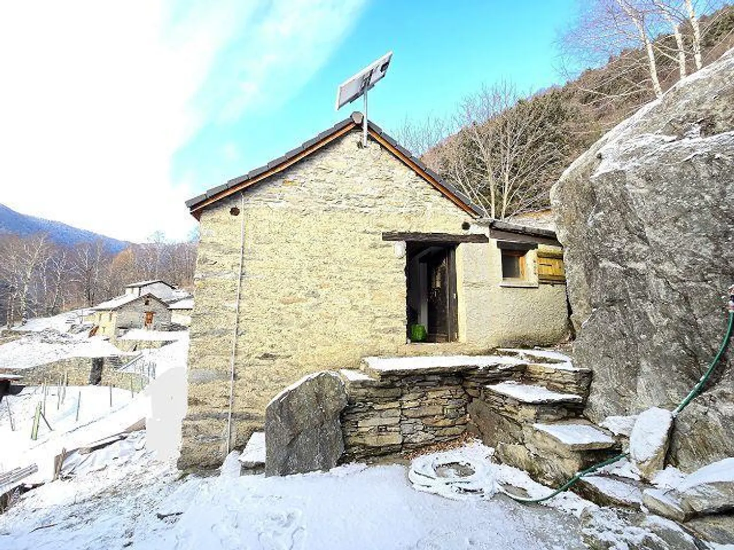 2 Rustici con Grande Terreno in una Posizione Molto Tranquilla e Soleggiata con Bella Vista - Foto 24 di 32