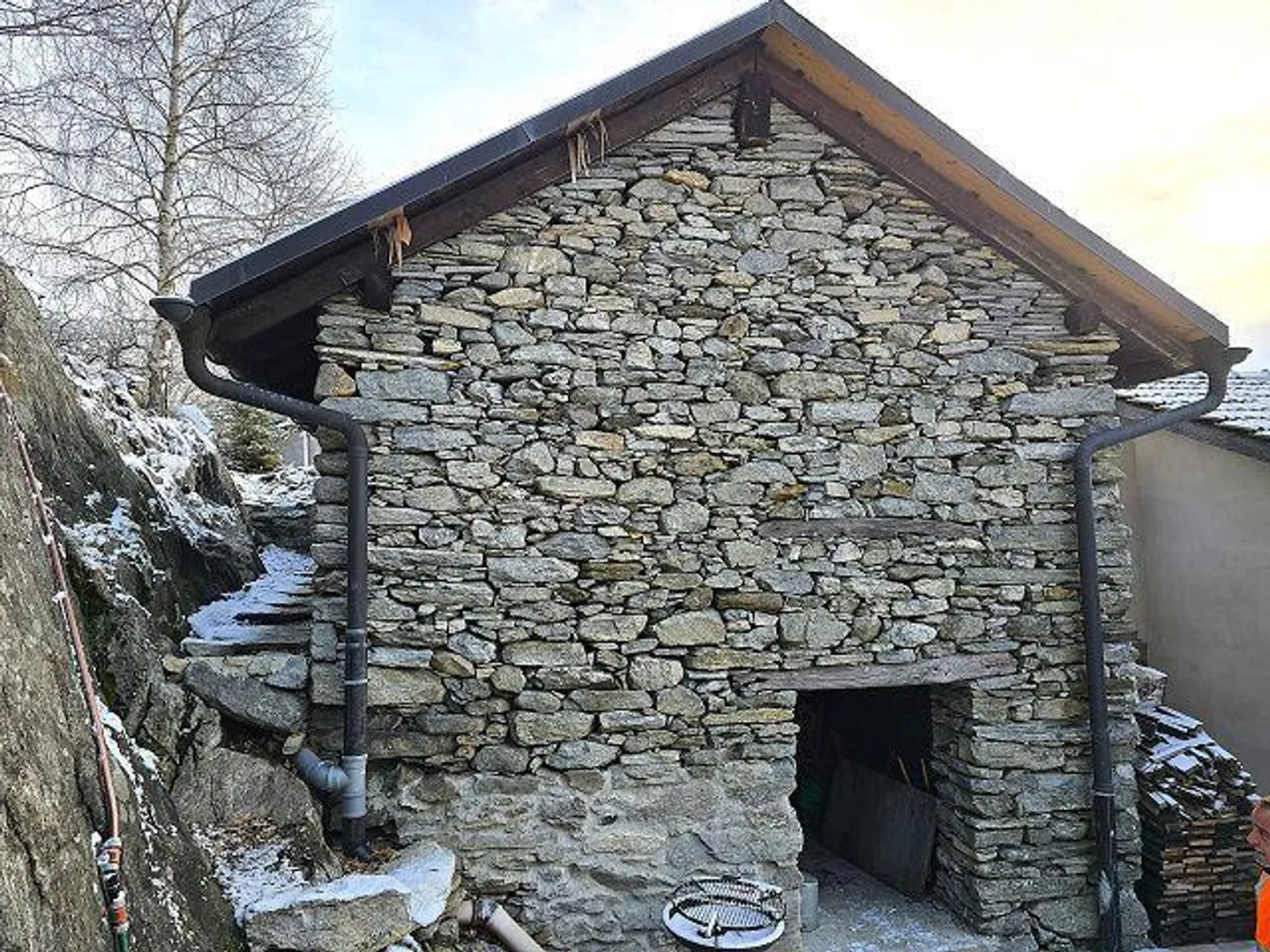 2 Rustici con Grande Terreno in una Posizione Molto Tranquilla e Soleggiata con Bella Vista - Foto 28 di 32