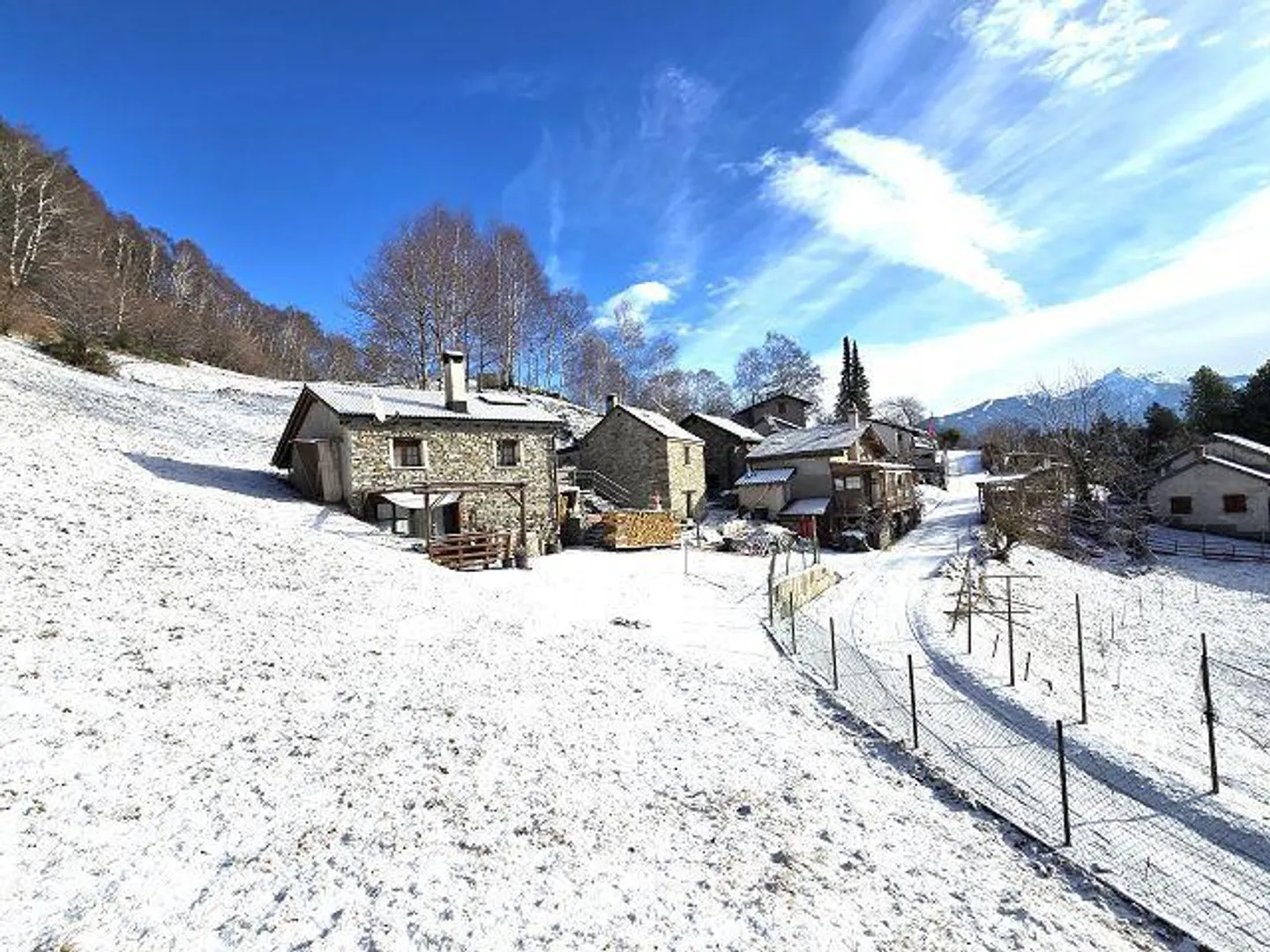 2 Rustici con Grande Terreno in una Posizione Molto Tranquilla e Soleggiata con Bella Vista - Foto 31 di 32
