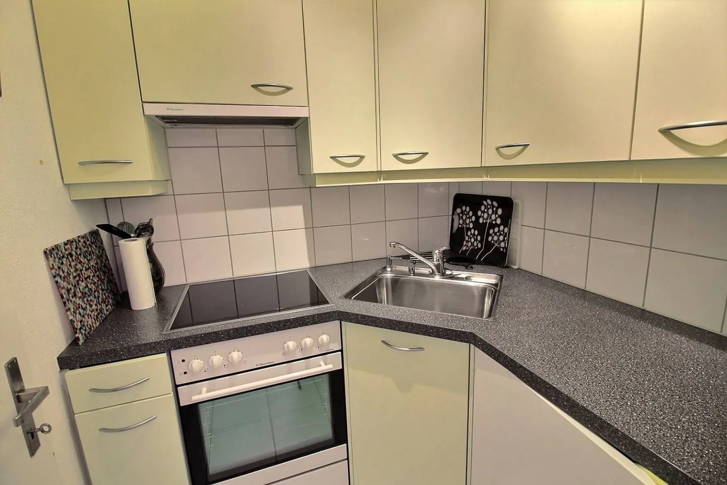 AV 15/Lion - 311 Weekly Rental - Photo 6 of 13