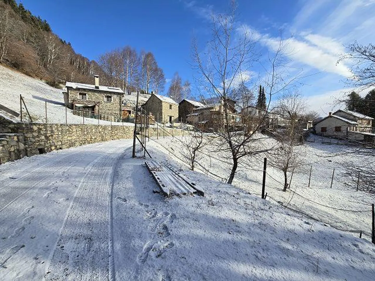 2 Rustici con Grande Terreno in una Posizione Molto Tranquilla e Soleggiata con Bella Vista - Foto 32 di 32
