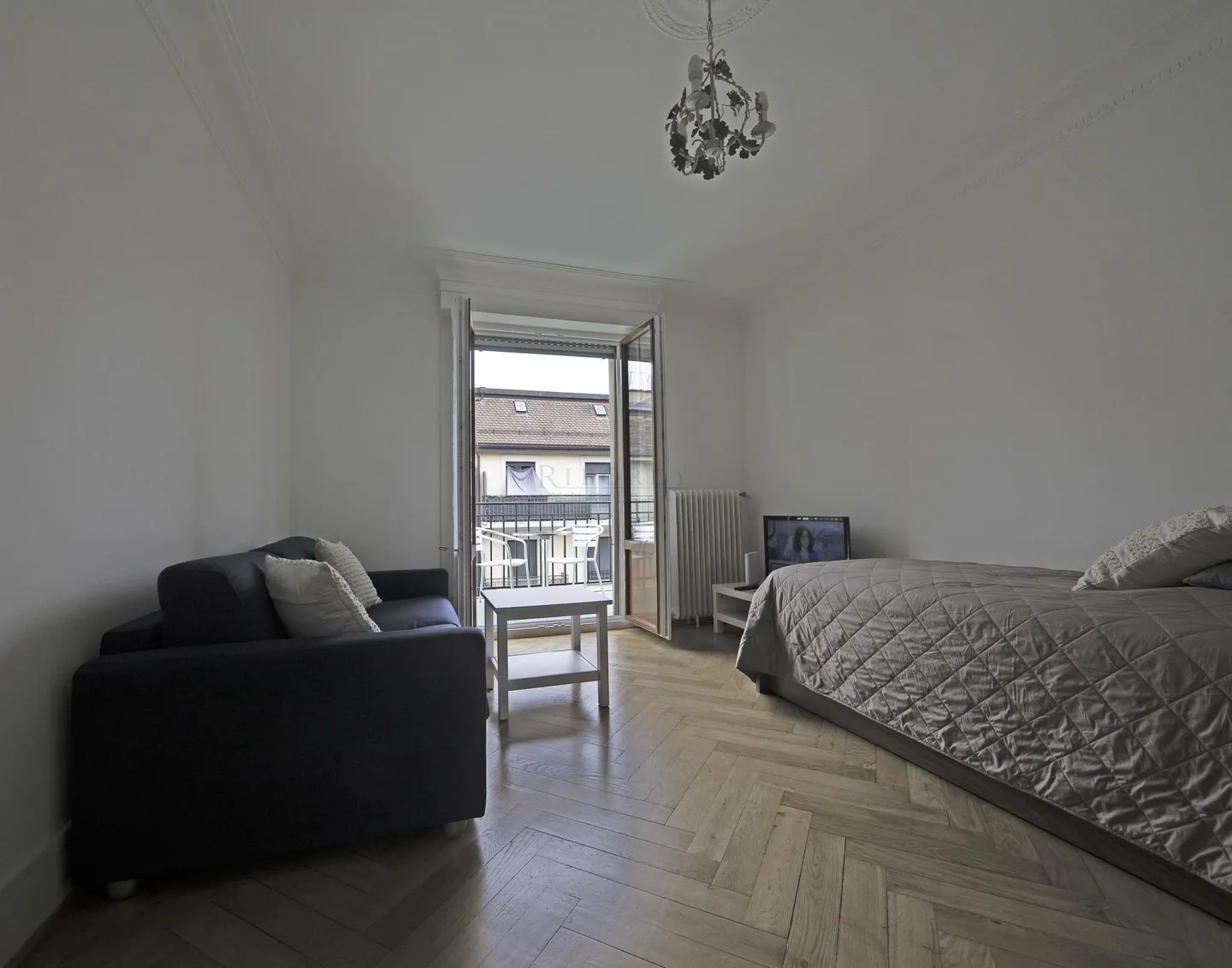Bel appartement de 2 pièces au dernier étage avec balcon... - Photo 1 sur 9