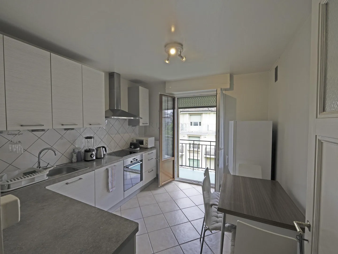 Bel appartement de 2 pièces au dernier étage avec balcon... - Photo 4 sur 9