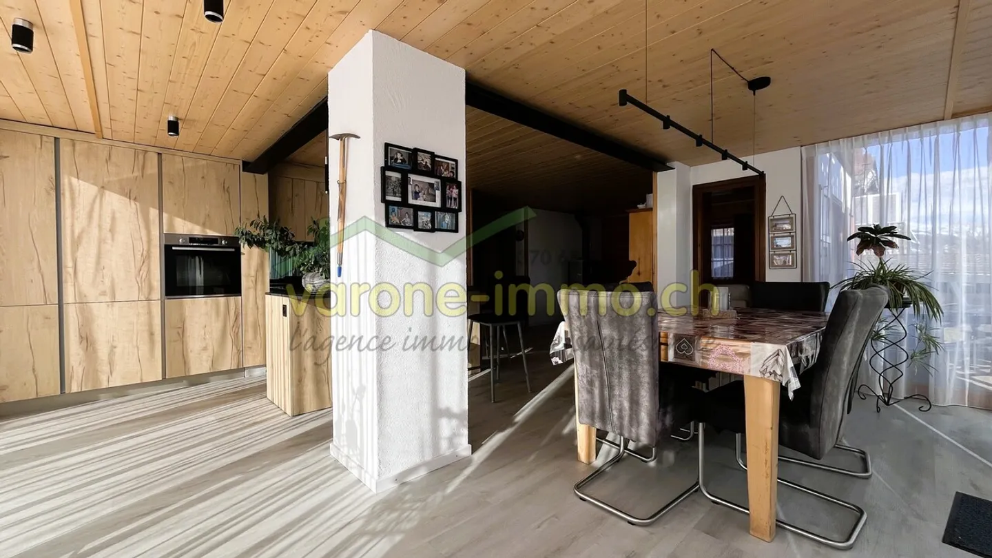 Geräumiges renoviertes und erweitertes Chalet mit 4,5 Zimmern - Foto 6 von 17