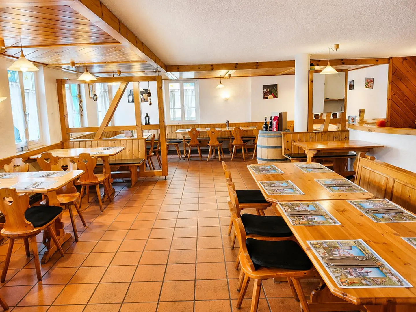Immeuble de rapport entièrement loué avec restaurant et 4 appartements - Photo 2 sur 8