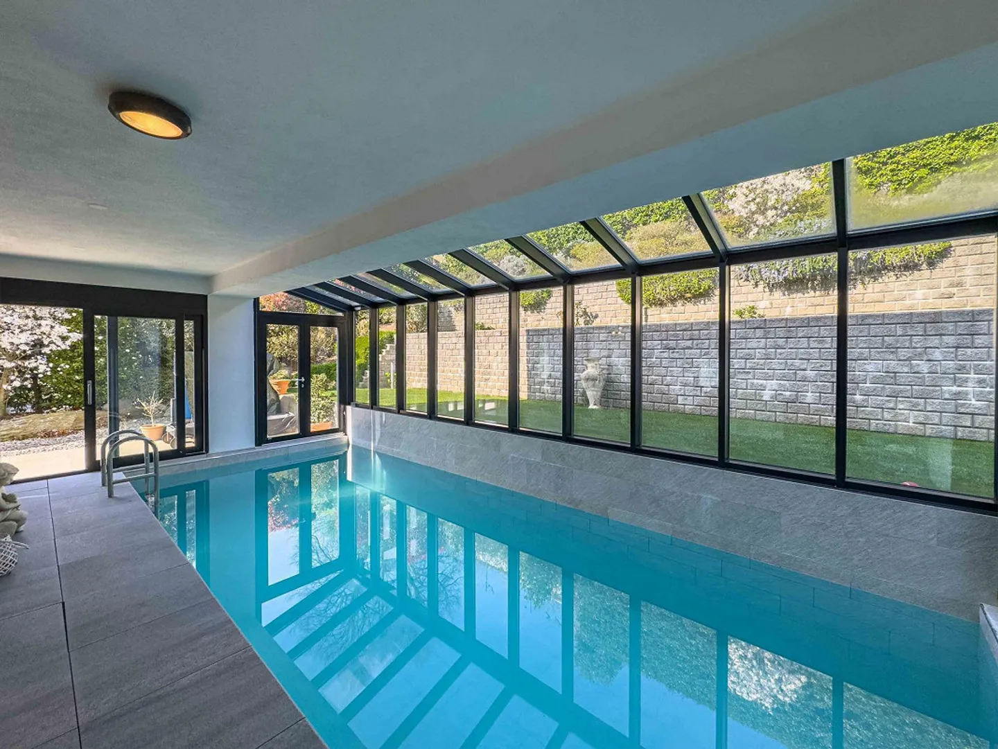 Moderne Villa mit Innenpool in Collina d’Oro - Foto 4 von 16