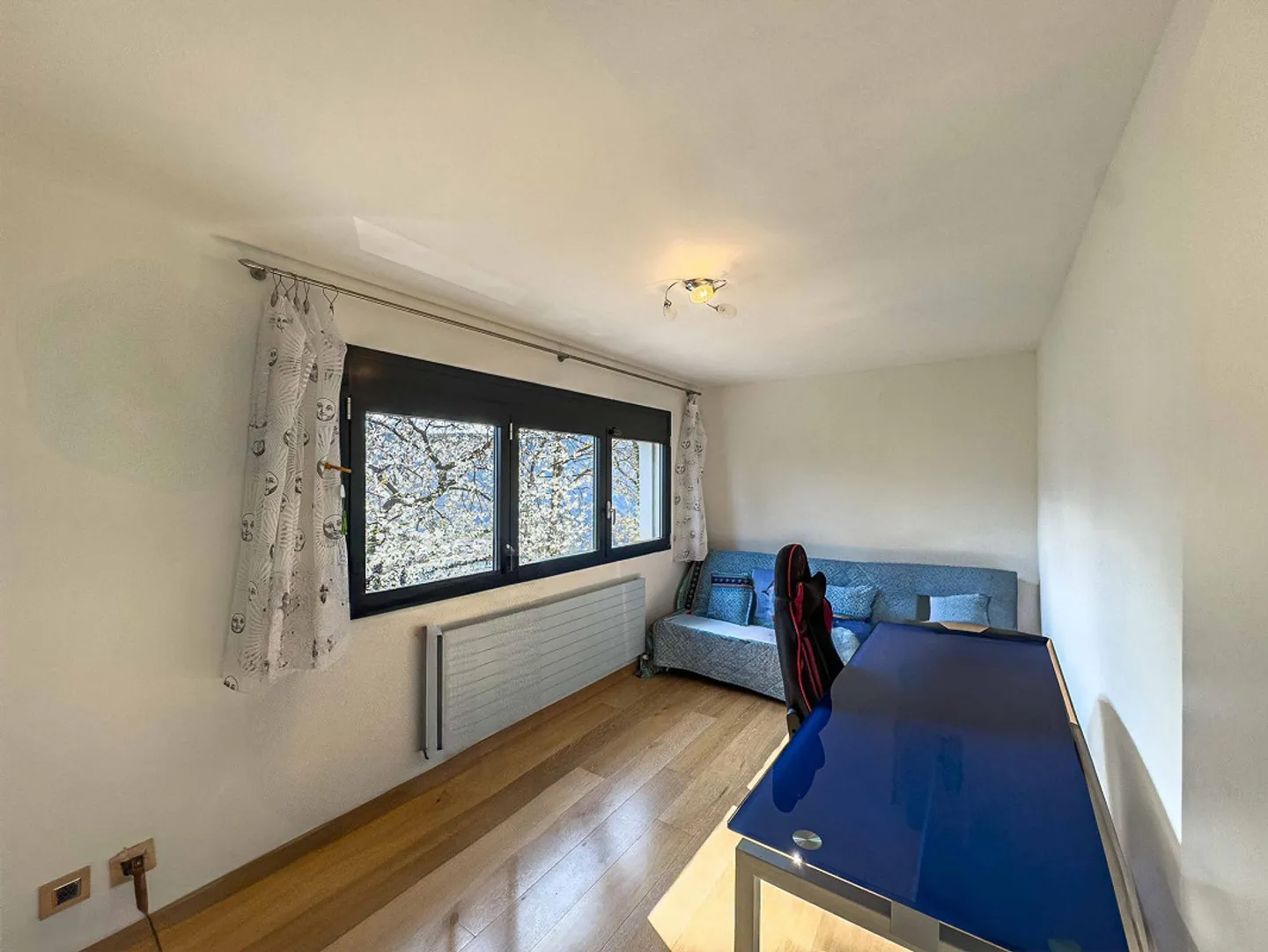 Moderne Villa mit Innenpool in Collina d’Oro - Foto 10 von 16