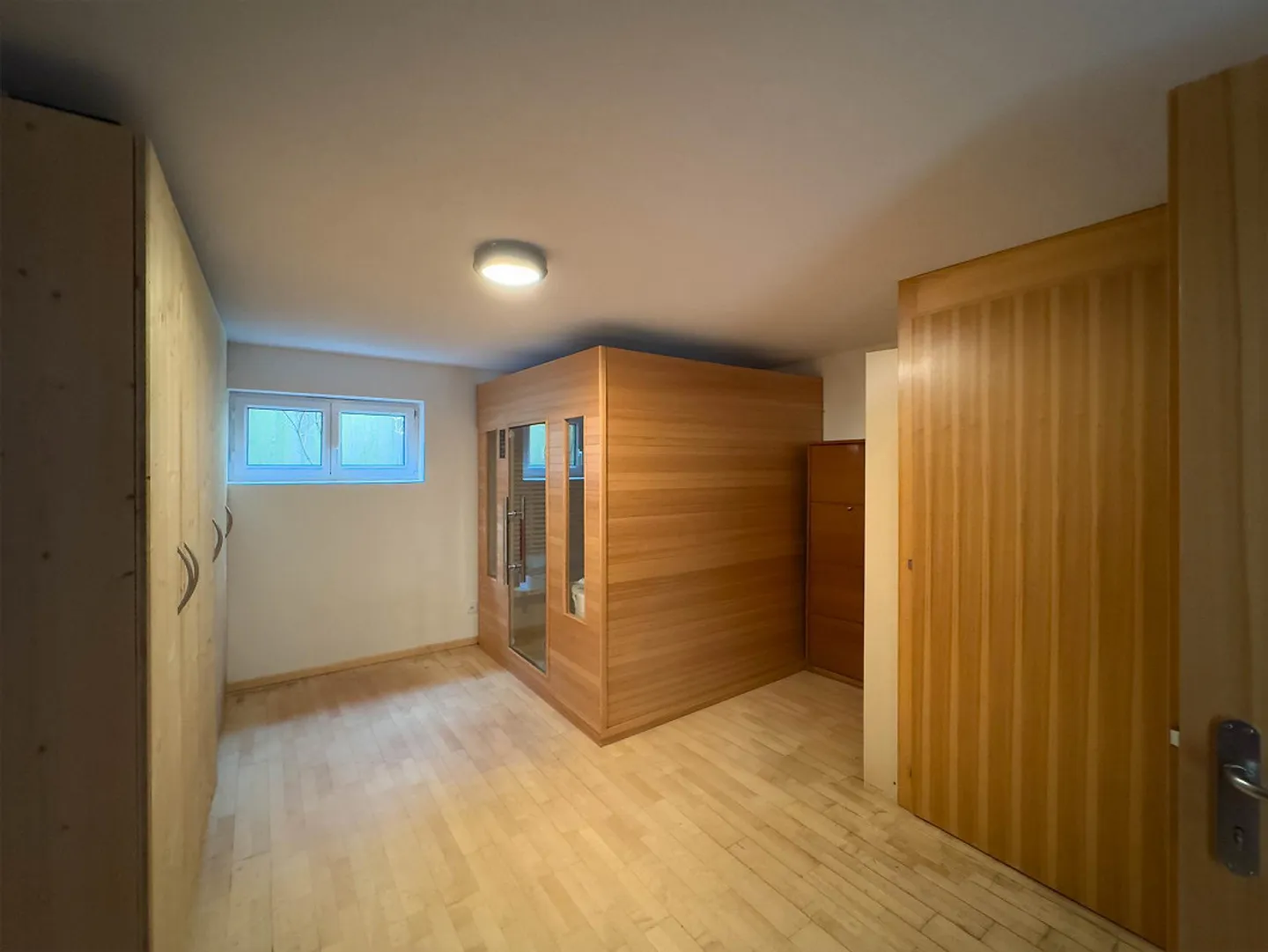 Moderne Villa mit Innenpool in Collina d’Oro - Foto 11 von 16