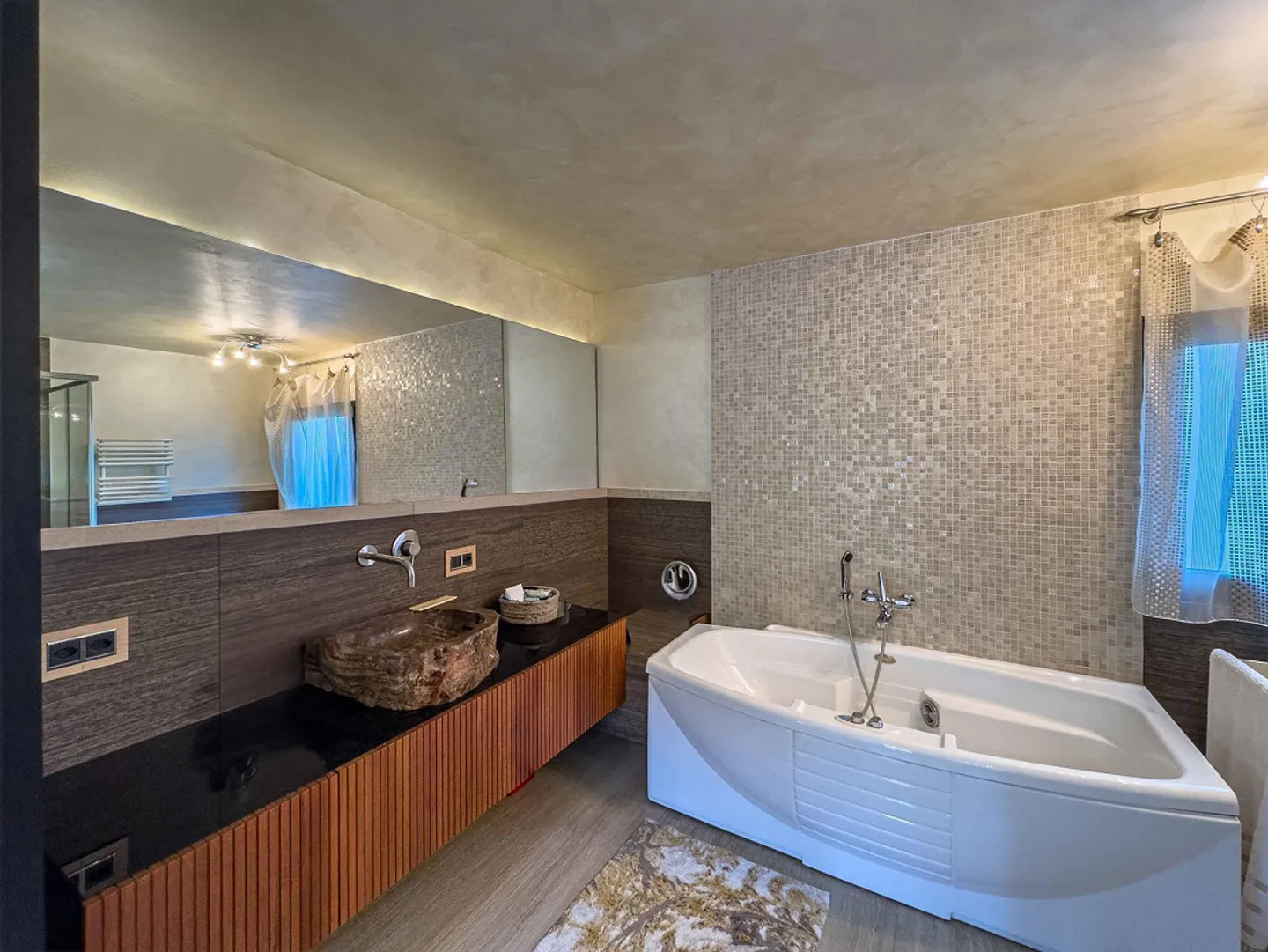 Moderne Villa mit Innenpool in Collina d’Oro - Foto 8 von 16