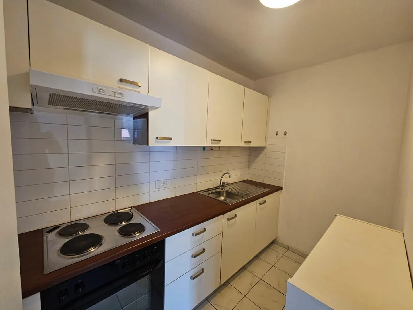 Geräumige 2.5-Zimmer-Wohnung mit Möbeln und Balkon in der Gegend von Cornaredo - Foto 4 von 8