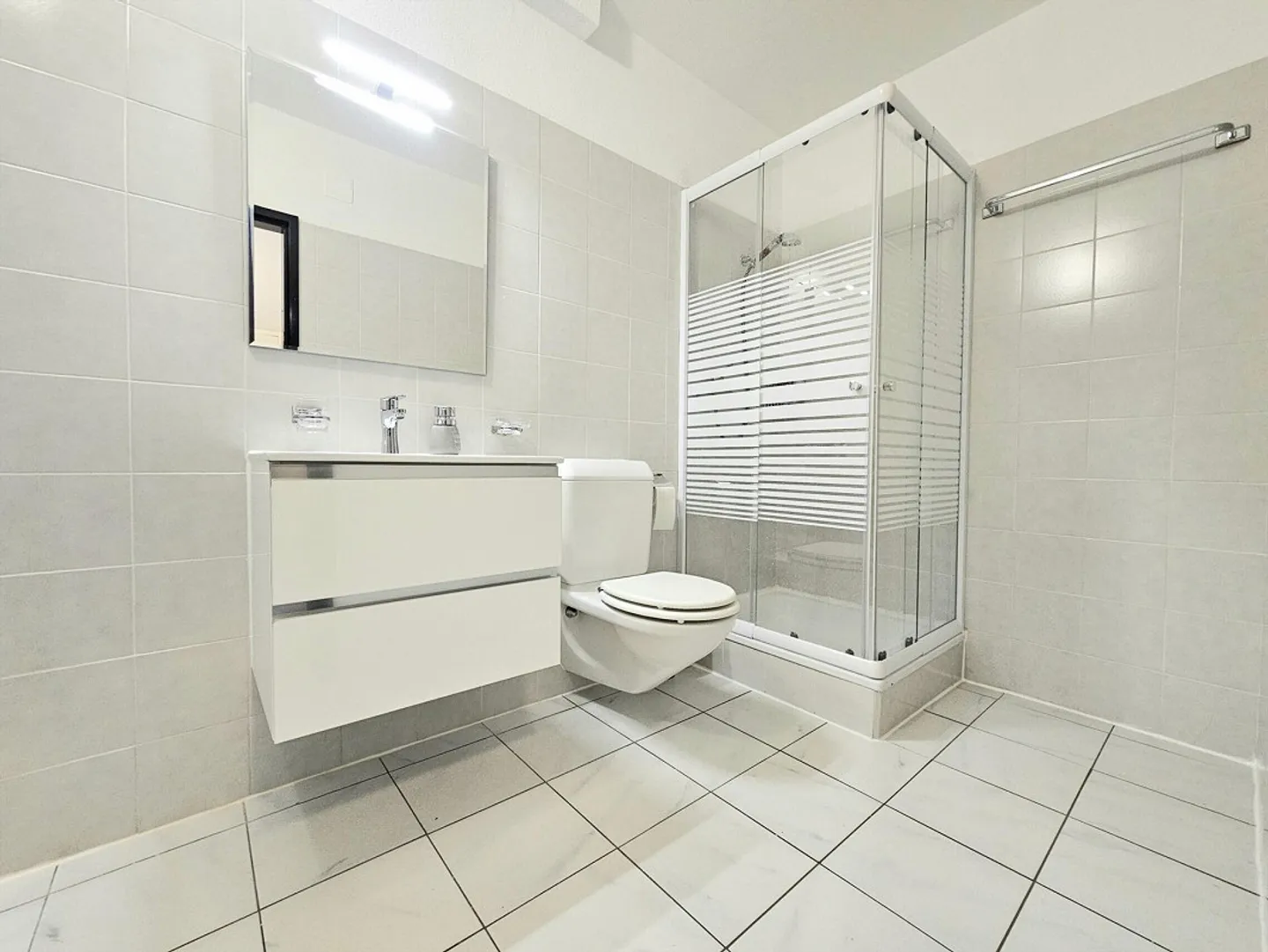 Geräumige 2.5-Zimmer-Wohnung mit Möbeln und Balkon in der Gegend von Cornaredo - Foto 6 von 8