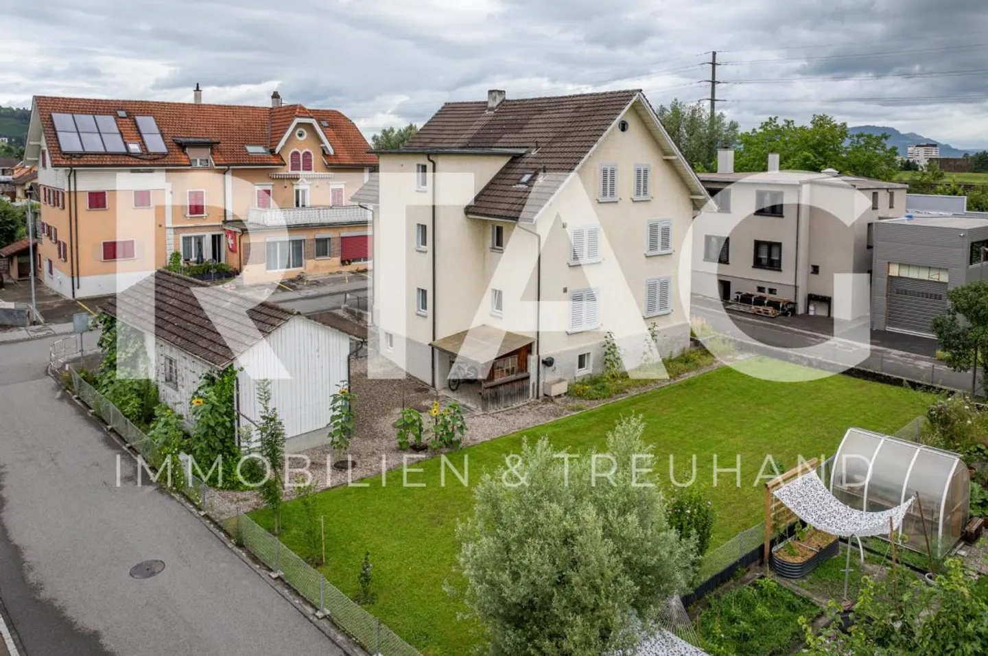 Three-family house - Photo 1 of 10