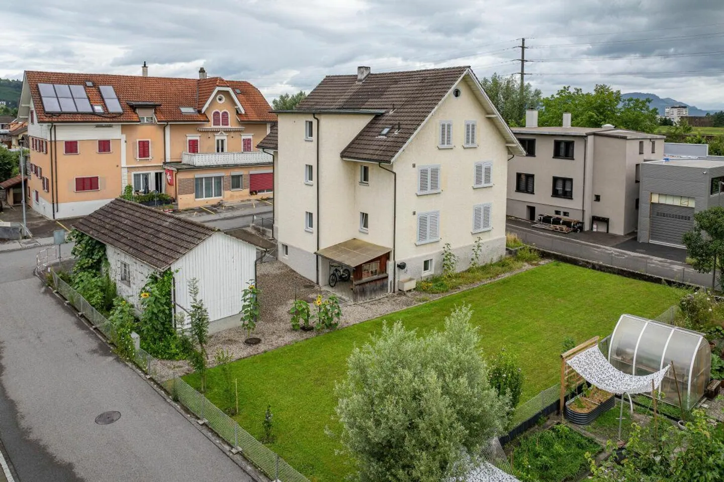 Three-family house - Photo 2 of 10