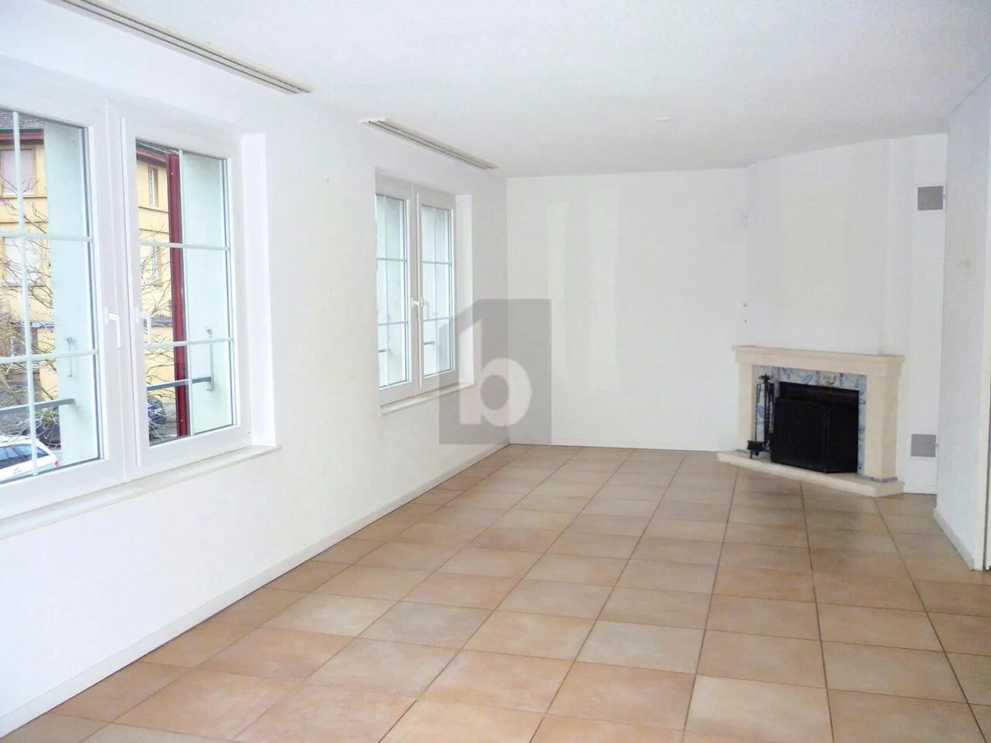 SPACIOUS, BRIGHT AND IDEALLY LOCATED - Photo 3 of 6