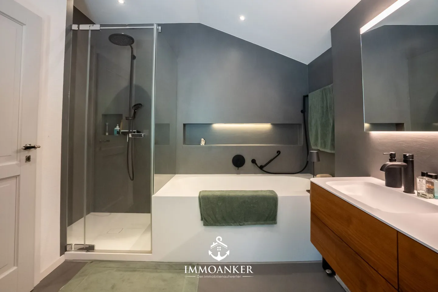 Directly on Lake Thun - Living, Working, and Relaxing in an Absolutely Premium Location - Photo 11 of 13