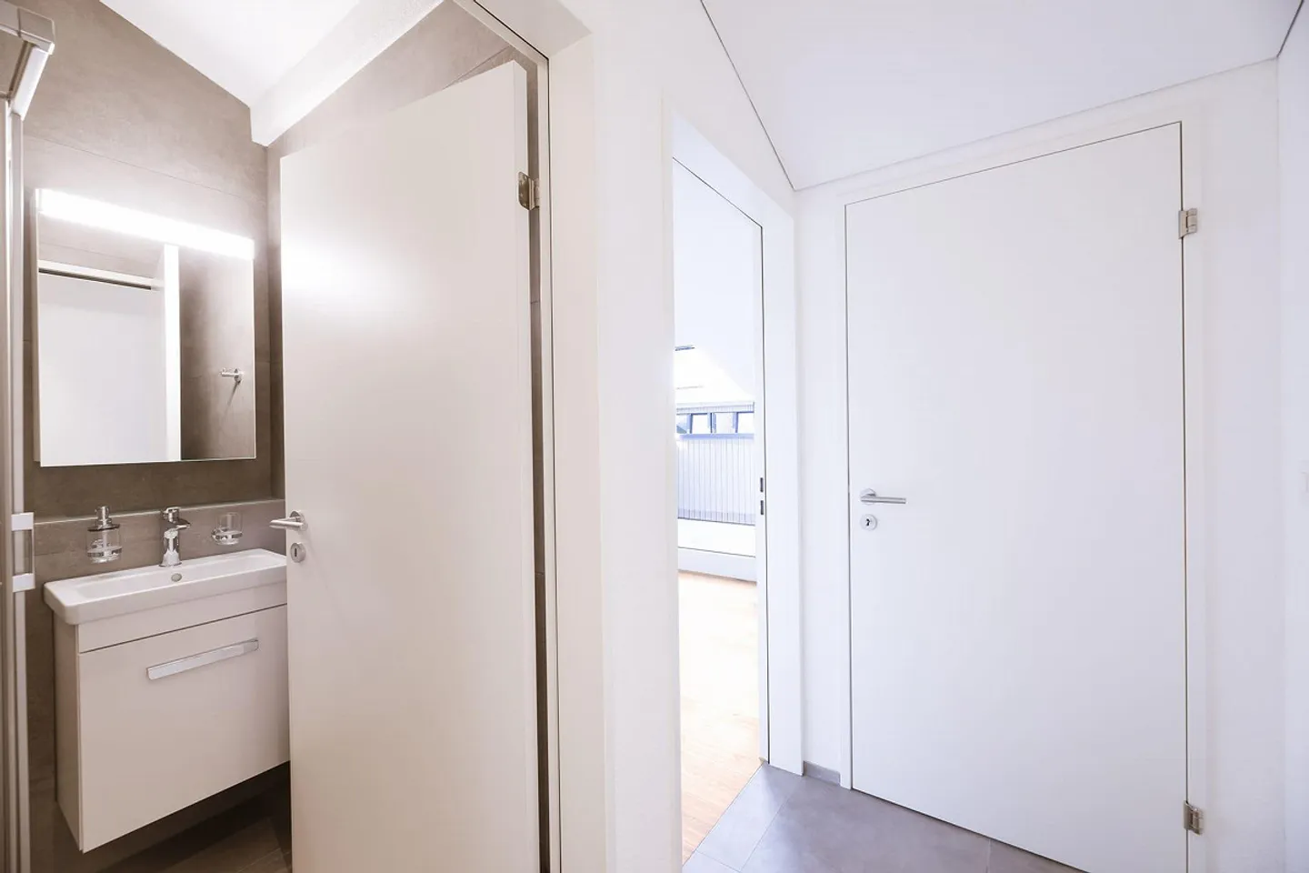 Moderno appartamento di 3,5 stanze con balcone - Foto 9 di 12