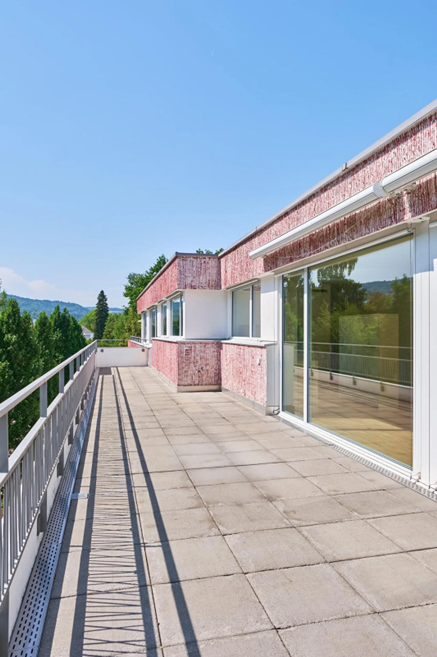 Modern apartment with spacious roof terrace - Photo 2 of 11