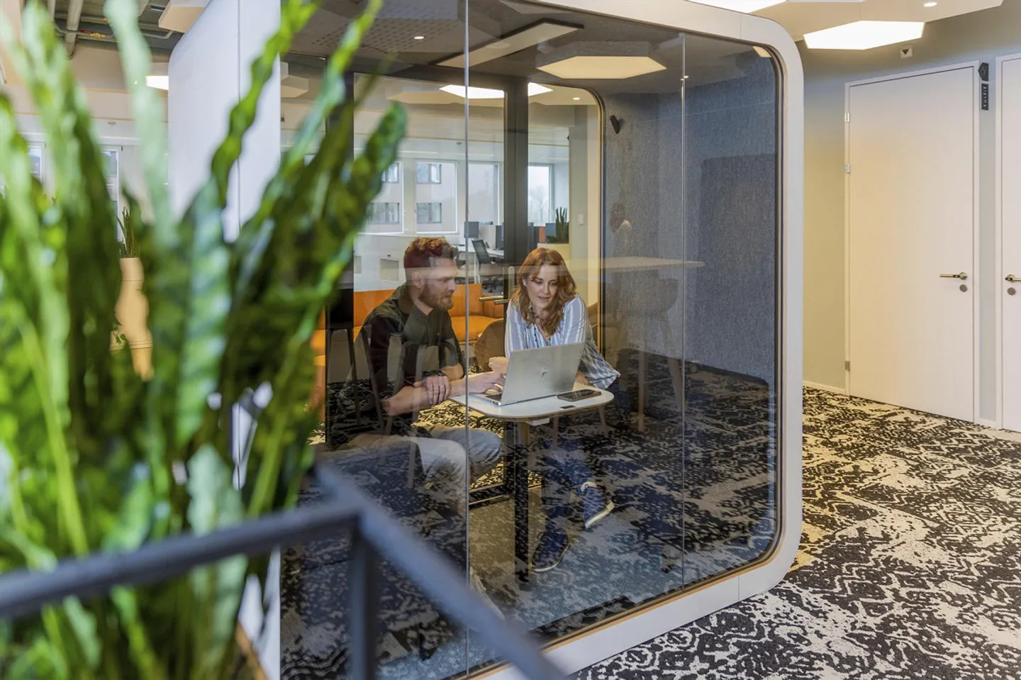 Ufficio per team moderno attrezzato per 3 persone pronto all'uso - Presso kuia-office sei flessibile - Foto 1 di 13