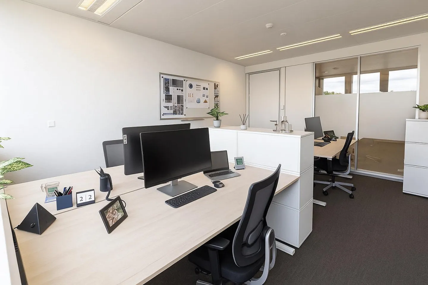 Ufficio per team moderno attrezzato per 3 persone pronto all'uso - Presso kuia-office sei flessibile - Foto 3 di 13