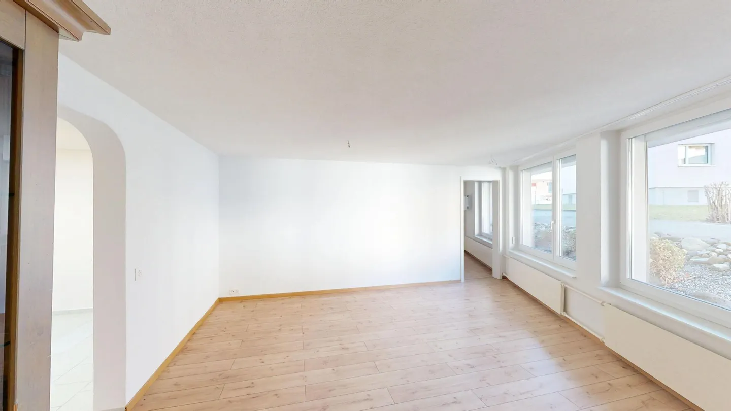 Extraordinary 3.5-room apartment with separate entrance & garage included - Photo 3 of 7