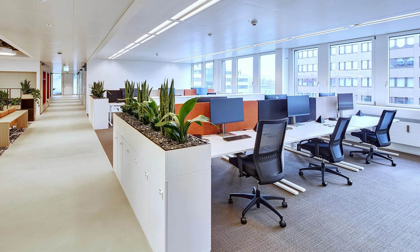 Ufficio per team moderno attrezzato per 3 persone pronto all'uso - Presso kuia-office sei flessibile - Foto 6 di 13