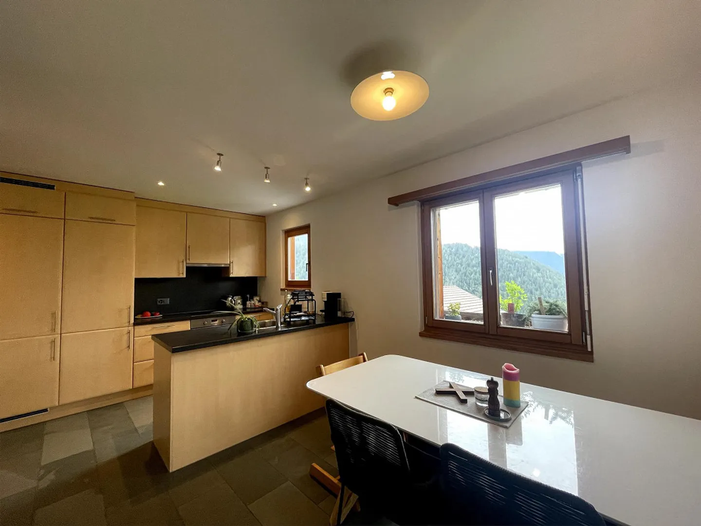 Charming and sunny 4.5-room apartment with garage and two balconies - Photo 2 of 12