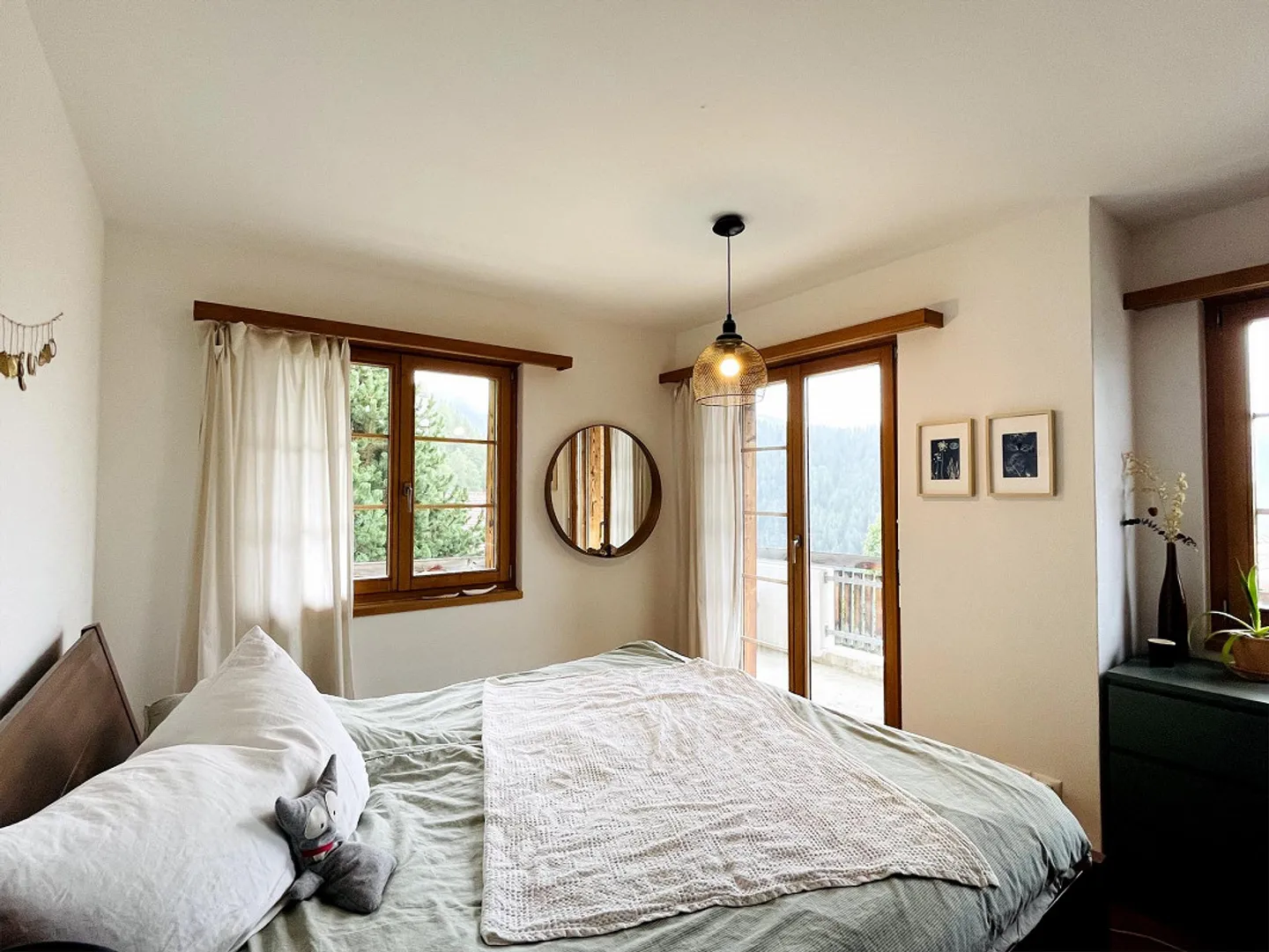 Charming and sunny 4.5-room apartment with garage and two balconies - Photo 3 of 12