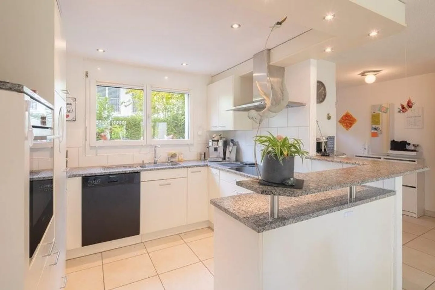 Maison semi-détachée de 6,5 pièces à Dübendorf – Vie spacieuse avec jardin et terrasse - Photo 3 sur 7
