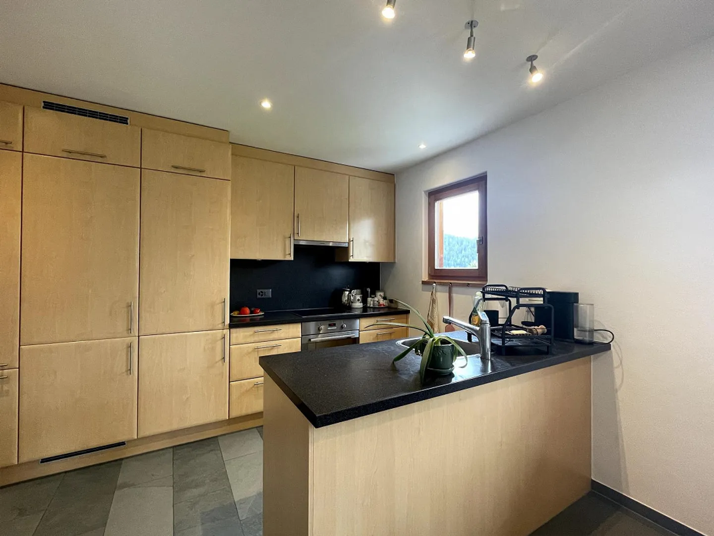 Charming and sunny 4.5-room apartment with garage and two balconies - Photo 4 of 12