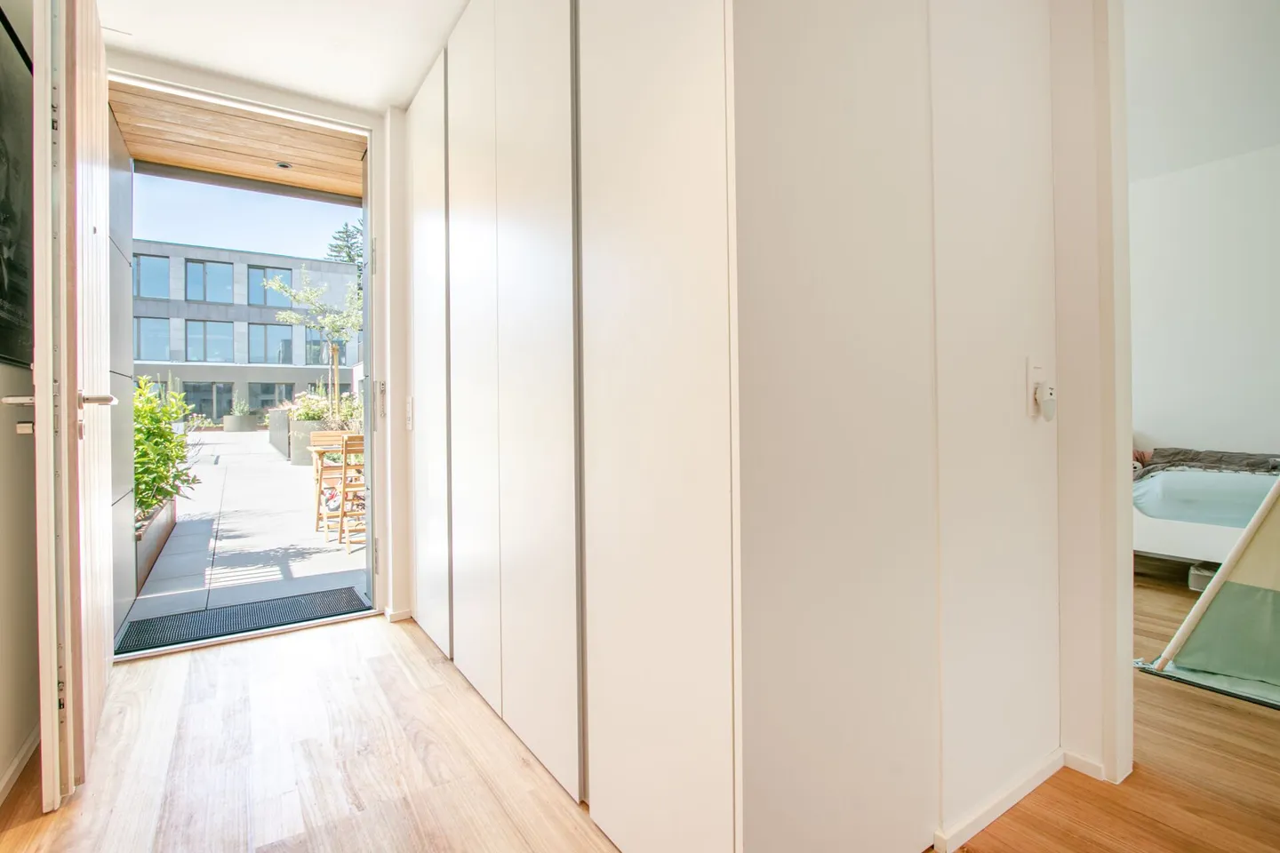 Modern 3.5-room maisonette in Minergie-P standard - rural, central & with 40 m² sun terrace - Photo 4 of 20