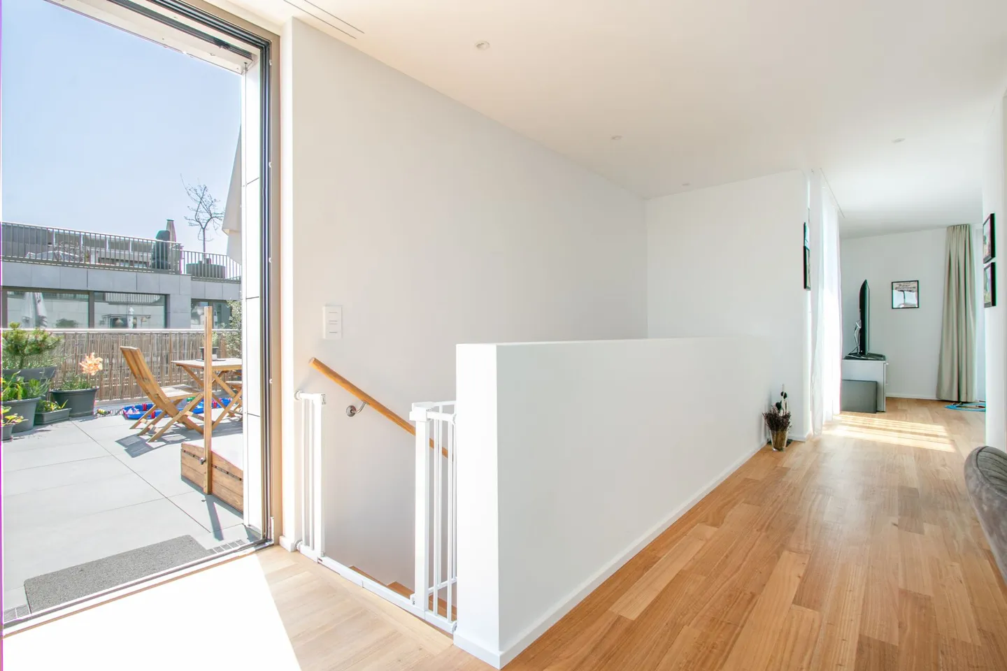 Modern 3.5-room maisonette in Minergie-P standard - rural, central & with 40 m² sun terrace - Photo 8 of 20