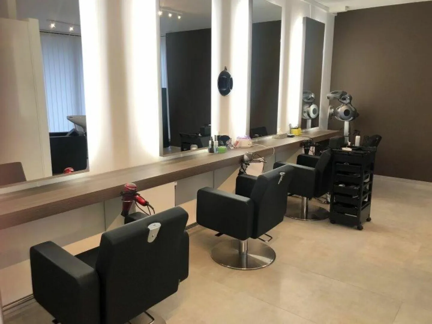 Verwirklichen Sie sich Ihren Traum mit diesem möblierten Coiffeursalon - Foto 2 von 6