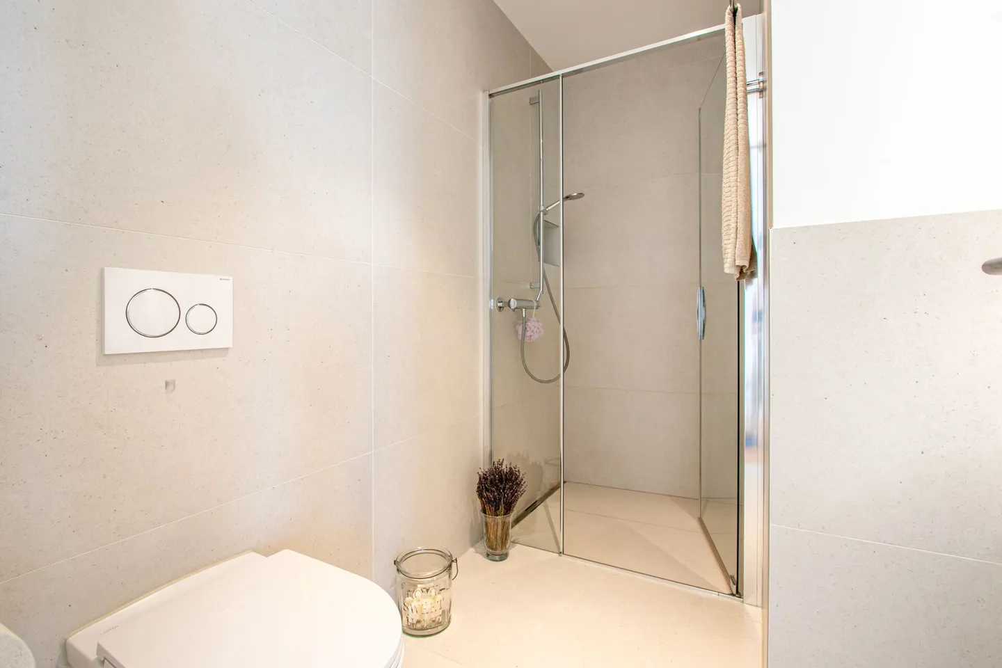 Modern 3.5-room maisonette in Minergie-P standard - rural, central & with 40 m² sun terrace - Photo 17 of 20