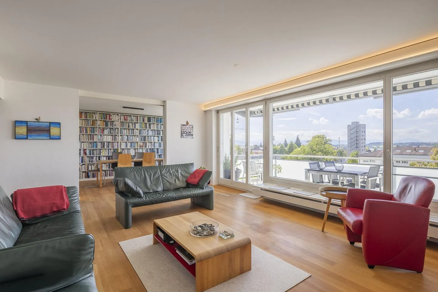 Appartamento di 4,5 stanze a Pfäffikon ZH, ampio soggiorno con vista e tre balconi - Foto 1 di 7