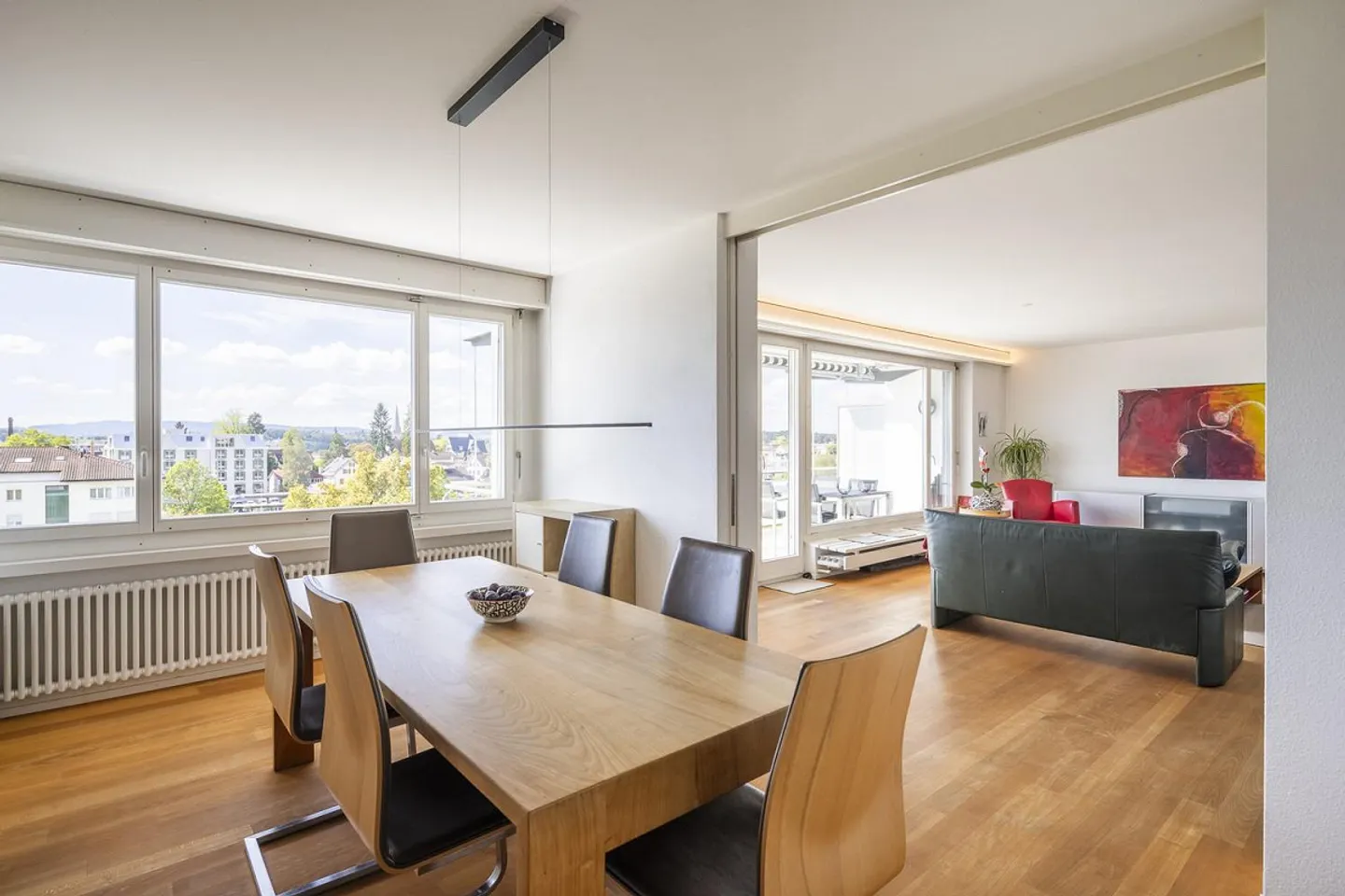 Appartamento di 4,5 stanze a Pfäffikon ZH, ampio soggiorno con vista e tre balconi - Foto 2 di 7