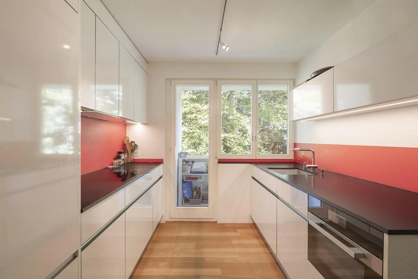 Appartamento di 4,5 stanze a Pfäffikon ZH, ampio soggiorno con vista e tre balconi - Foto 3 di 7